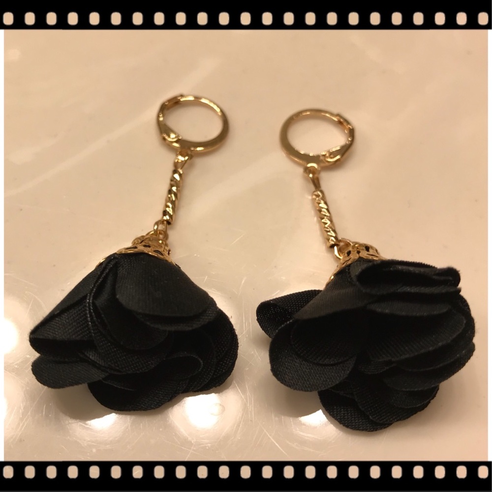 Flower Earrings 🌸 (Brand New)